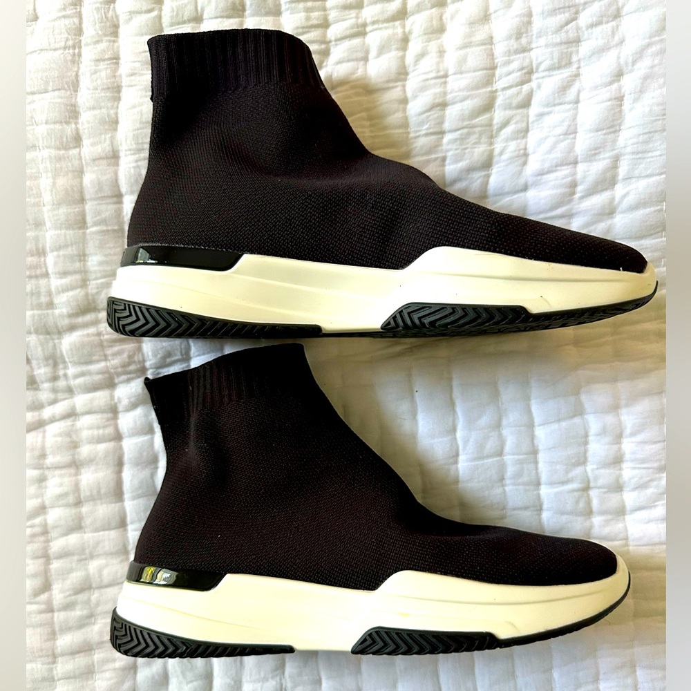 Black fabric sporty high tops ankle bootie